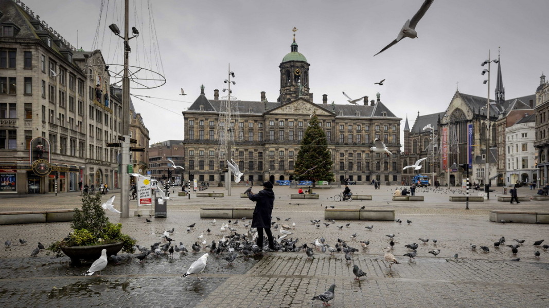 Площад „Дам“ в центъра на Амстердам  Снимка: ЕПА/БГНЕС