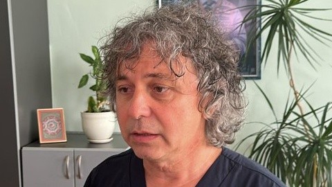 Доц. Елеан Зънзов, началник на Клиника по пластично-възстановителна и естетична хирургия
