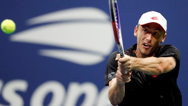 Световният №2 Роджър Федерер отпадна изненадващо на 1 8 финалите на турнира