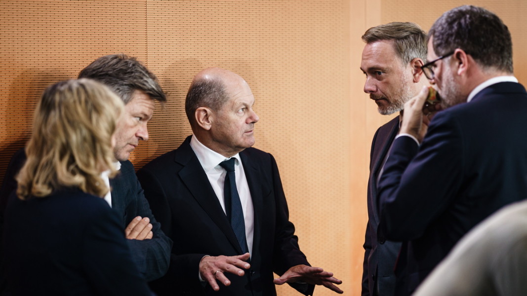 Канцлерът Олаф Шолц с министри от кабинета. До него са Роберт Хабек и Кристиян Линднер. Снимка: ЕПА/БГНЕС