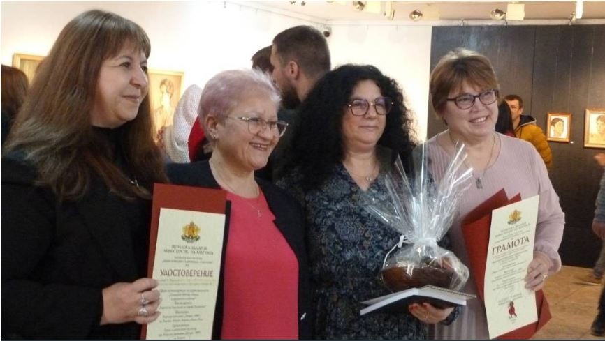 Representatives of the „Iskra 1898“ Community Centre with their certificate of inclusion in the Bulgarian Intangible Heritage List.