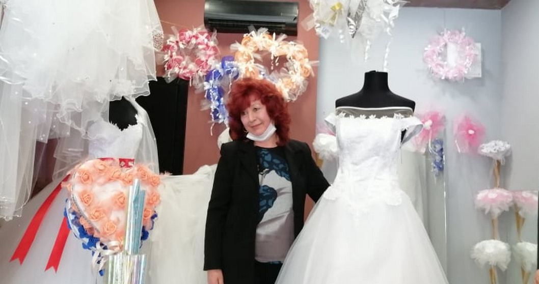 Стефка, продавачка на булченски рокли   Снимка: Латинка Светозарова