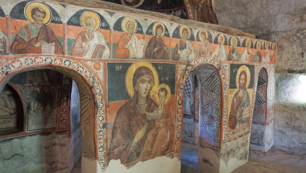 Единственият зидан иконостас в България, църквата