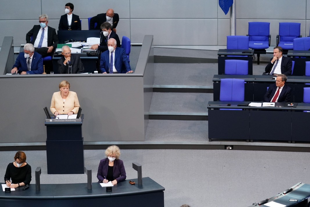 Ангела Меркел говори пред депутатите в Бундестага