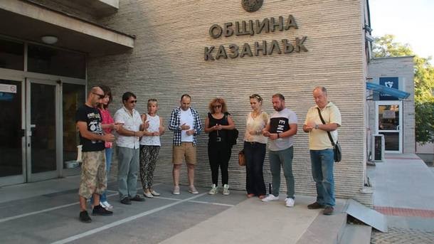 Журналисти от местни и национални медии запалиха свещ пред Общината