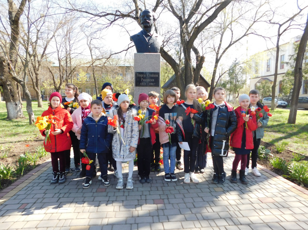 Български деца от Болград отдават почит на националните ни герои