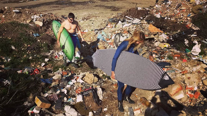 Iliana Stoilova y Yoan Kolev superando las pilas de desechos a lo largo de la costa