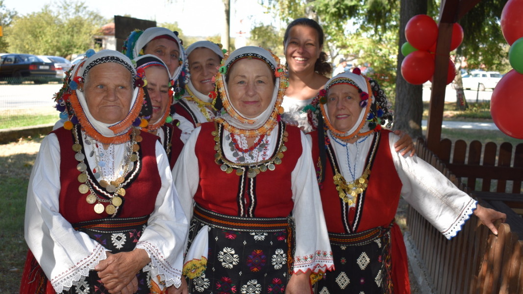 Julia Popçeva me gratë e grupit vokal nga fshati Zdravec, komuna Avren