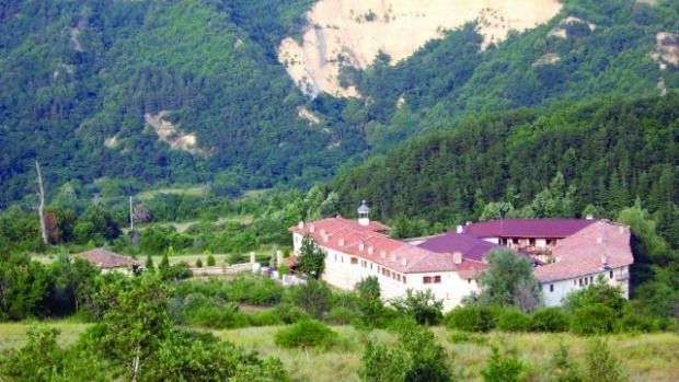 Роженският манастир отново е отворен за посетители Продължава издирването на
