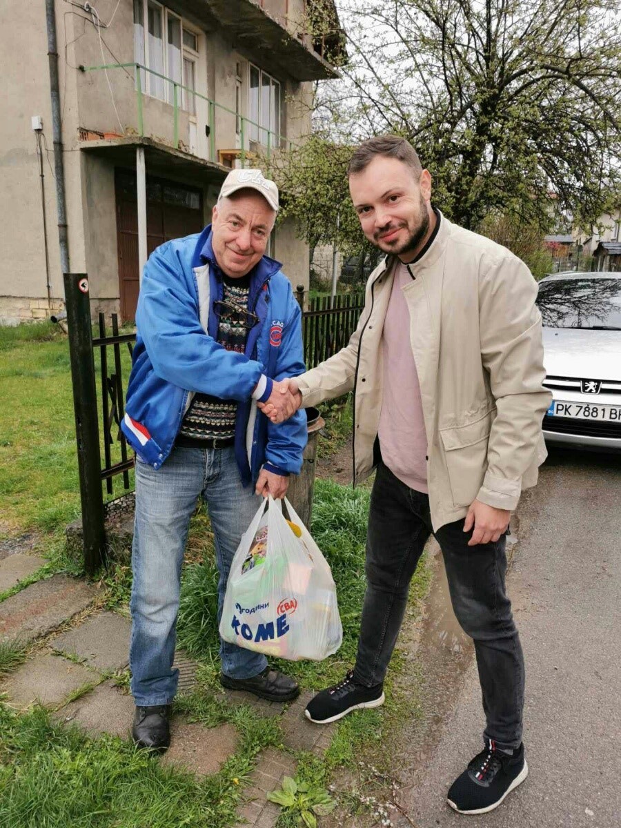 Филип Стоянов връчва пакет с хранителни продукти