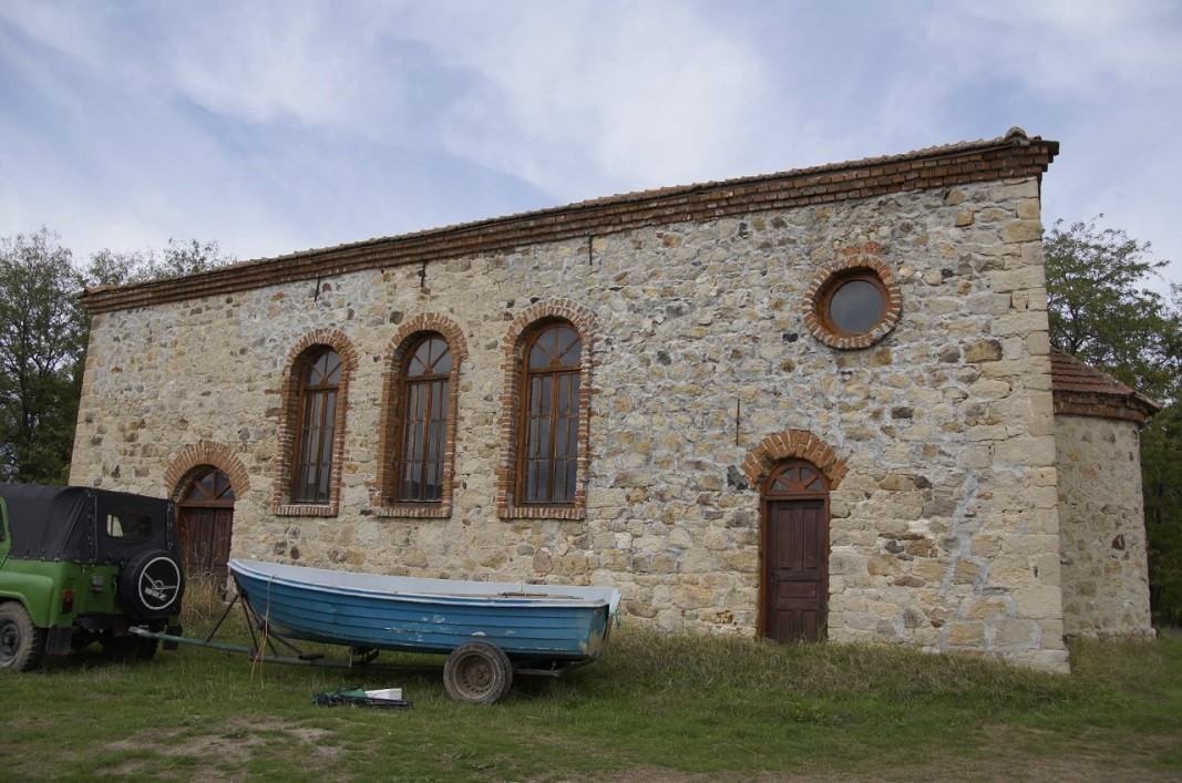 Die Georgs-Kirche des Dorfes „Malki Woden“, das Anfang der 1960er Jahre beim Bau des Stausees „Iwajlowgrad“ teilweise umgesiedelt wurde