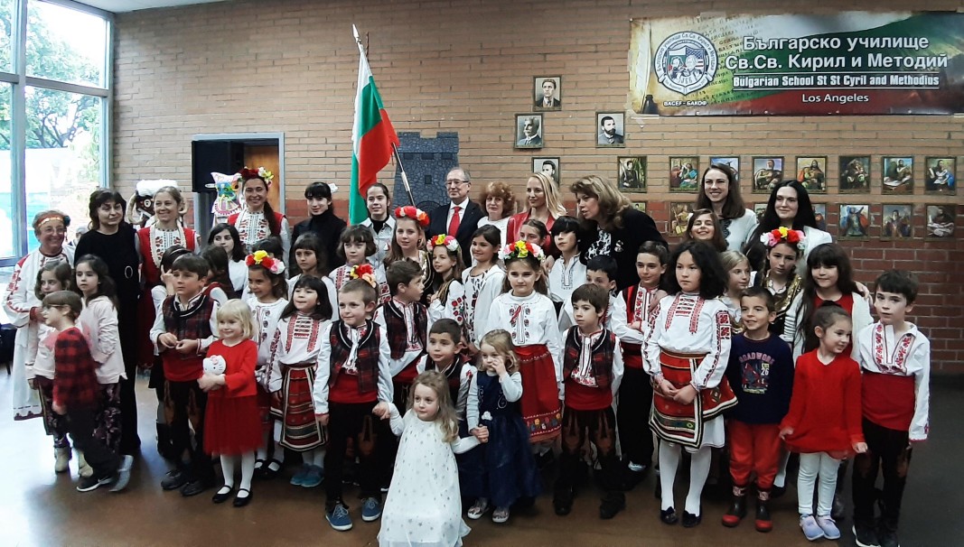 Вицепрезидент Илияна Йотова с детьми из болгарской школы в Лос-Анджелесе