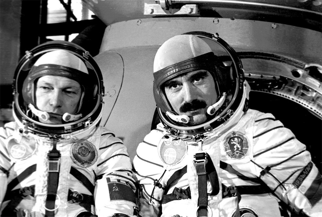 Der erste bulgarische Kosmonaut Georgi Iwanow (rechts) mit dem sowjetischen Kosmonauten Nikolai Rukawischnikow vor dem Start von Sojus-33.