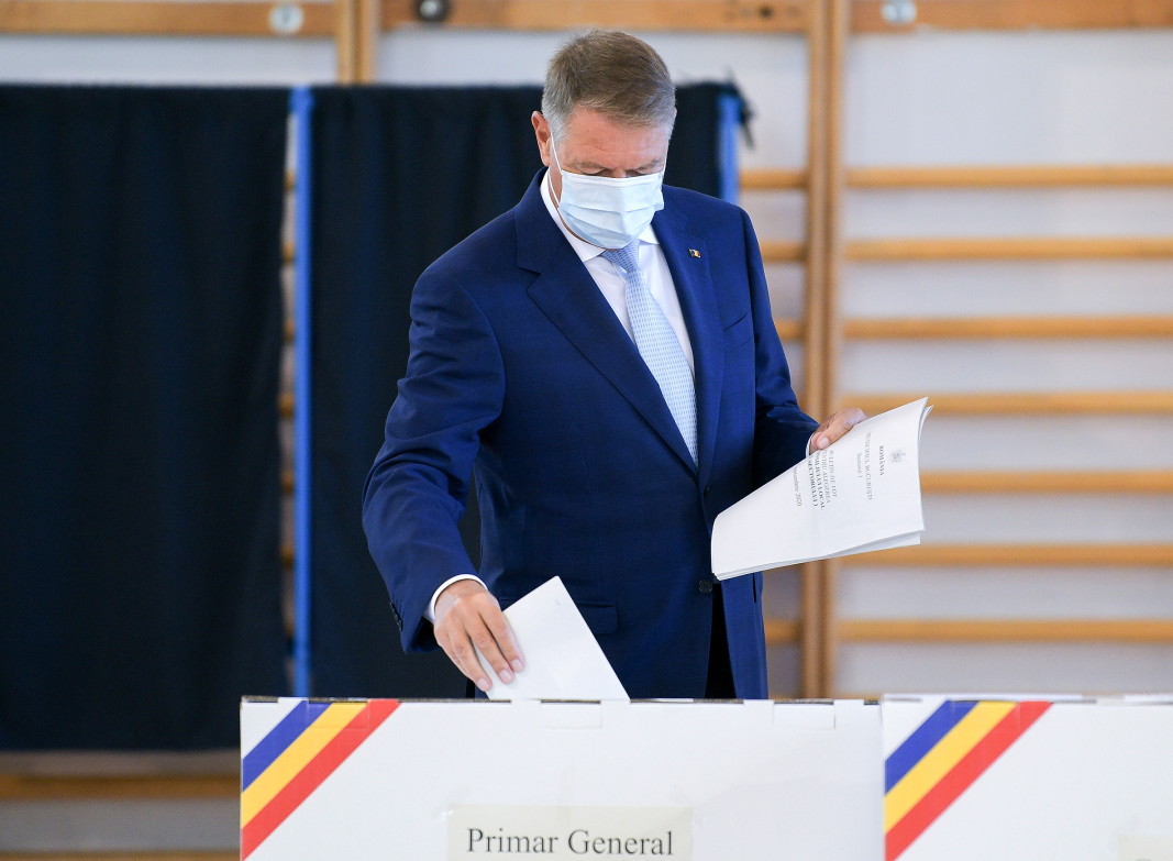 Президентът на Румъния Клаус Йоханис гласува в избирателна секция в Букурещ - 27 септември 2020