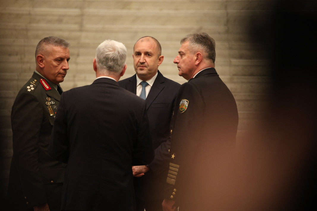Н кулоарите на конференцията разговарят служебният министър Димитър Стоянов (в центъра с гръб), президентът Румен Радев (в центъра) и адм. Емил Ефтимов.(вдясно)/БГНЕС