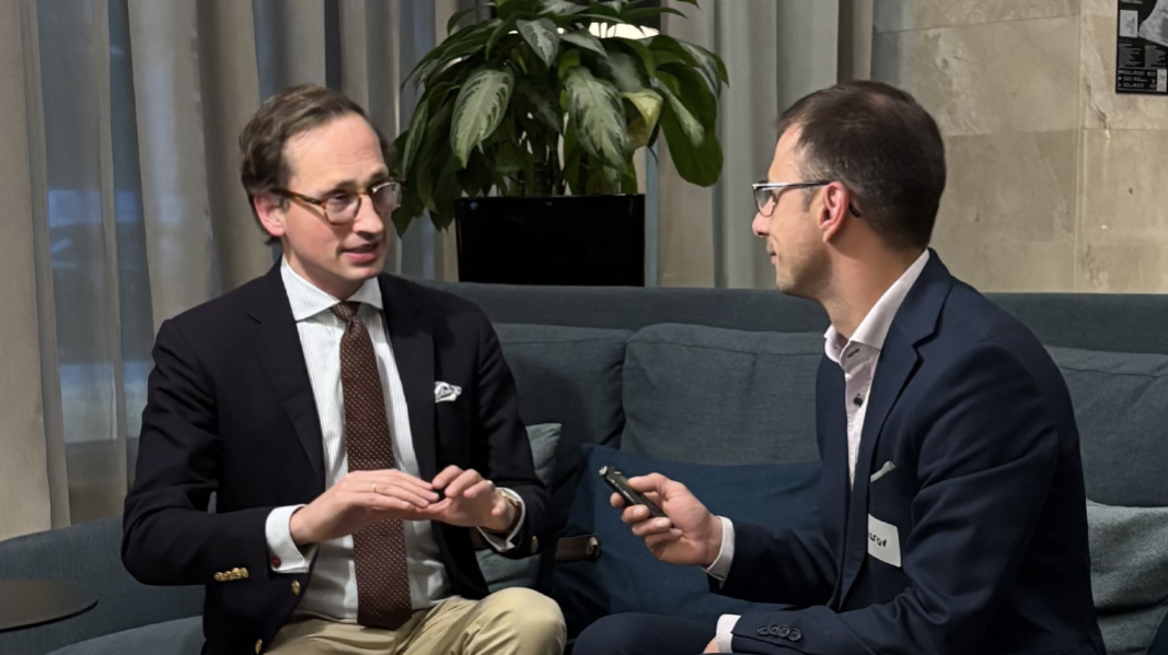 Маркус Ивен (вляво) дава интервю за Радио България