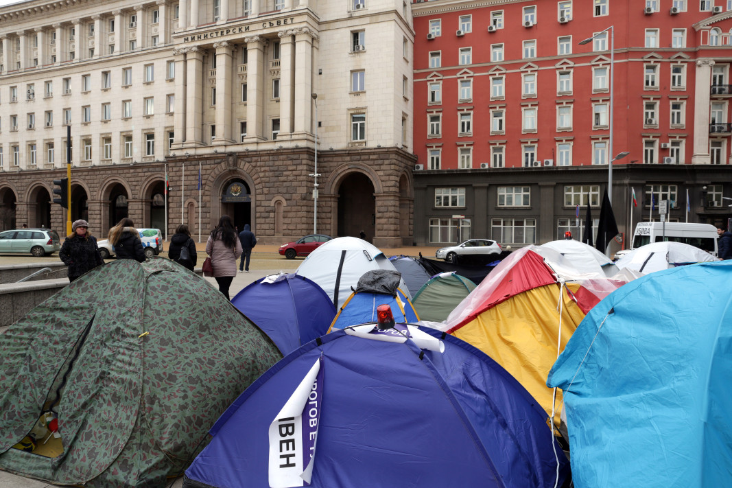 Палатковият лагер в София, където 5-те медицински сестри продължават протеста си.