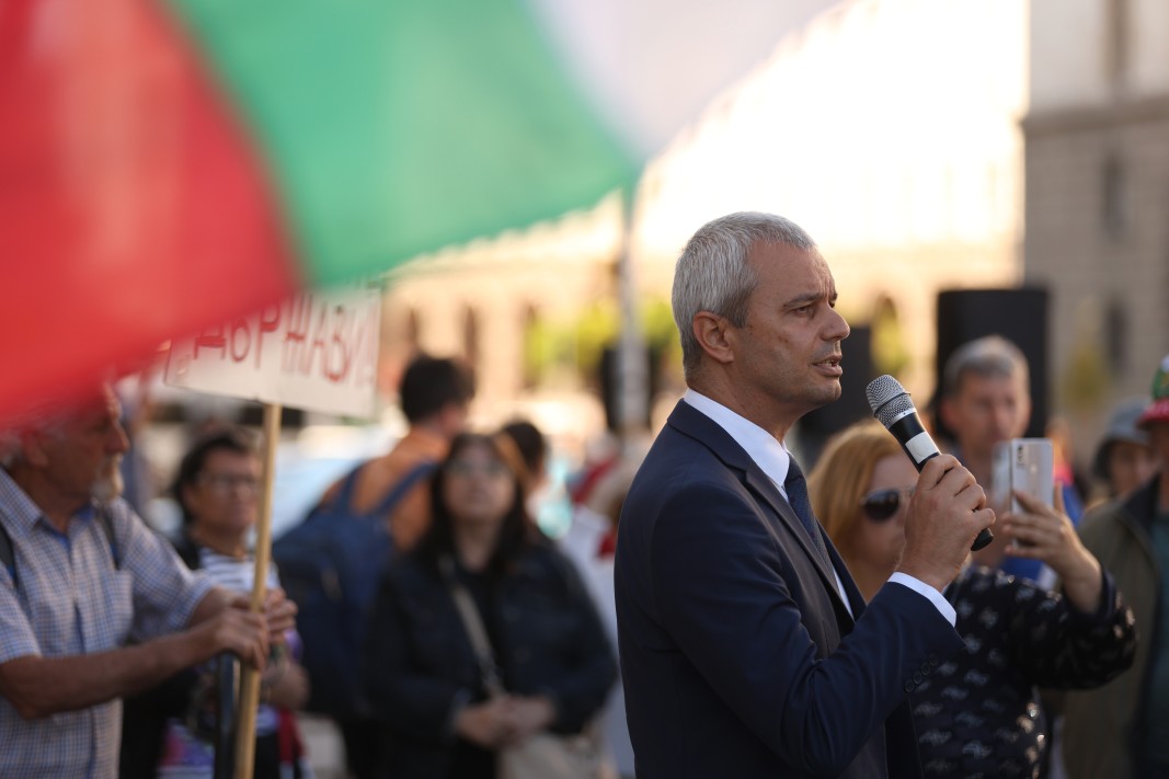 Костадин Костадинов говори пред протестиращите след гласуването на вота на недоверие към правителството -  18 септември 2025 г.; БТА