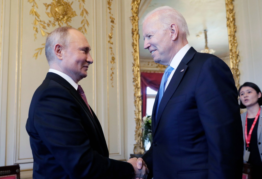 Джо Байдън и Владимир Путин се ръкуват преди срещата си във вила La Grange, в Женева, 16 юни 2021 г.