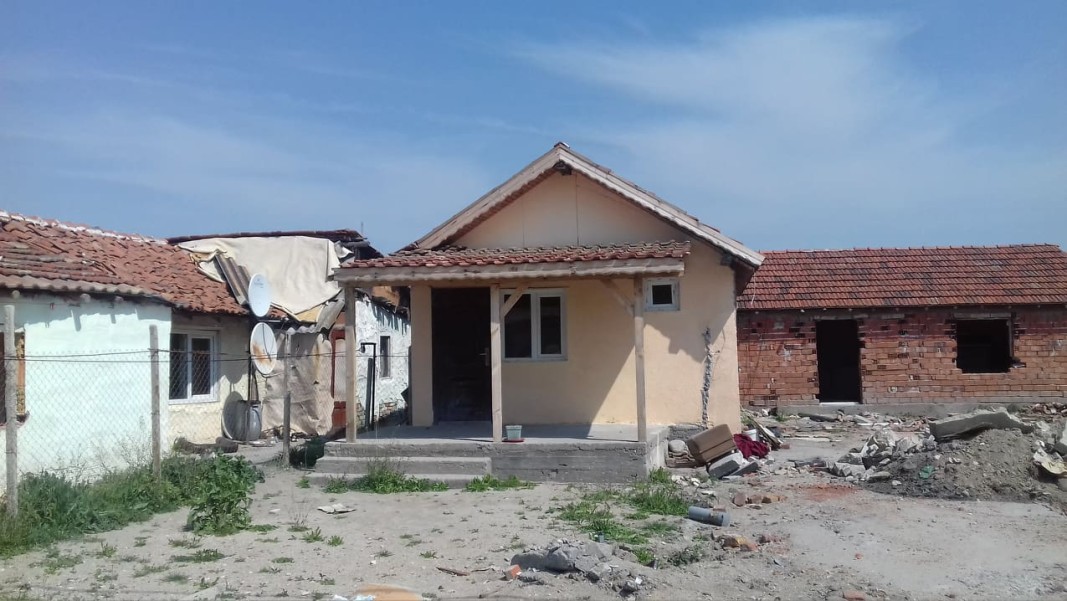 Къщата на братята биячи във Войводиново стои непокътната от багерите                              снимка: Севдалин Палаузов, Радио Пловдив