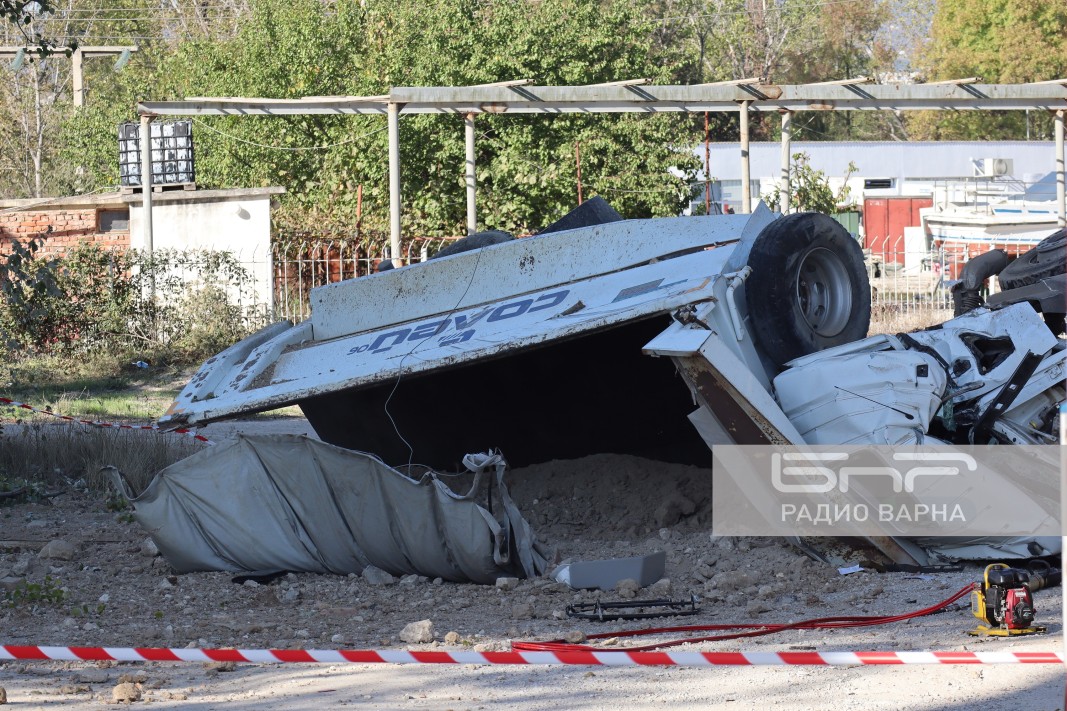 Тежкотоварен автомобил падна от Аспаруховия мост във Варна.