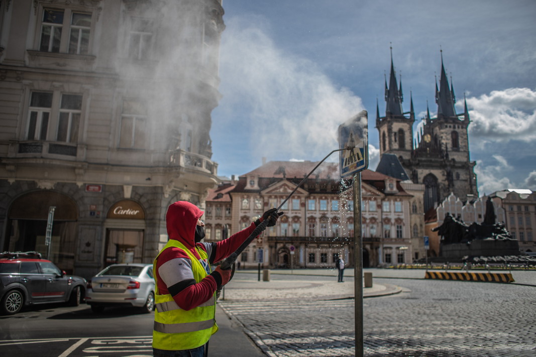 Общински работник почиства в Прага, 1 май 2020 г.                      Снимка: ЕПА/БГНЕС