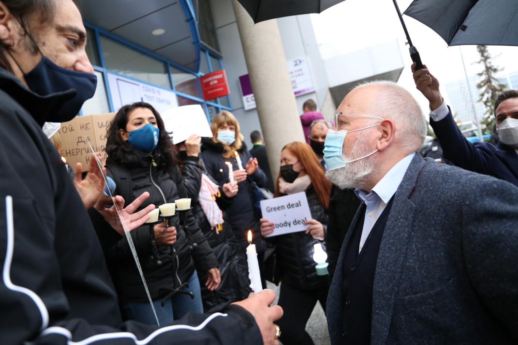  На форума Франс Тимерманс (вдясно) бе посрещнат от протестиращи/БГНЕС 