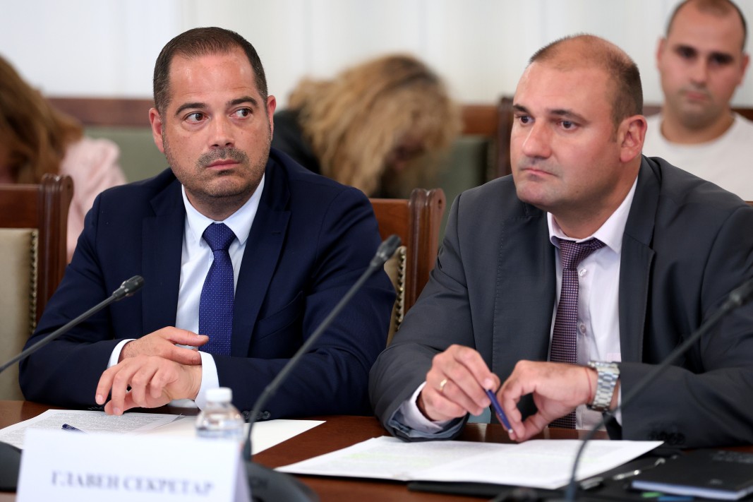 Вътрешният министър Калин Стоянов (вляво) на заседанието на комисията -  24 юли 2024 г./БТА