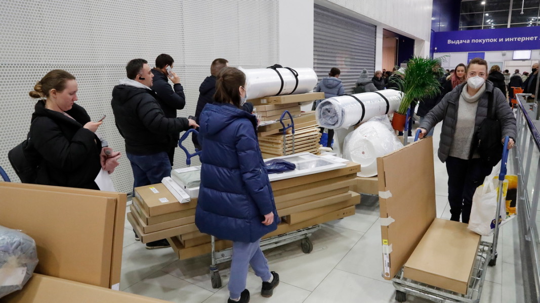 Купувачи се редиха на дълги опашки в магазини на ИКЕА при обявяването на оттеглянето на компанията от руския пазар. Санкт Петербург, 3 март 2022 г. Снимка: ЕПА/БГНЕС
