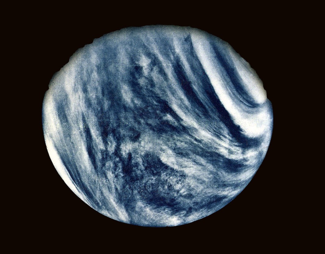 Първата снимка на Венера в близък план, направена от мисията Marniner Ten на НАСА в космоса, 5 февруари 1974 г. Ултравиолетов филтър дава възможност да се види облачната атмосфера на Венера, както ще я види човешкото око.