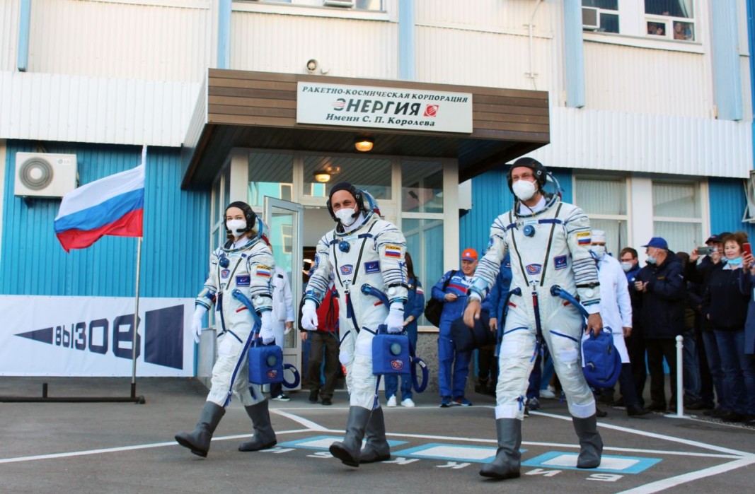 Актрисата Юлия Пересилд (вляво), космонавтът Антон Шкаплеров и режисьорът Клим Шипенко (вдясно) преди излитането от „Байконур“ в Казахстан. Снимка ЕПА/БГНЕС