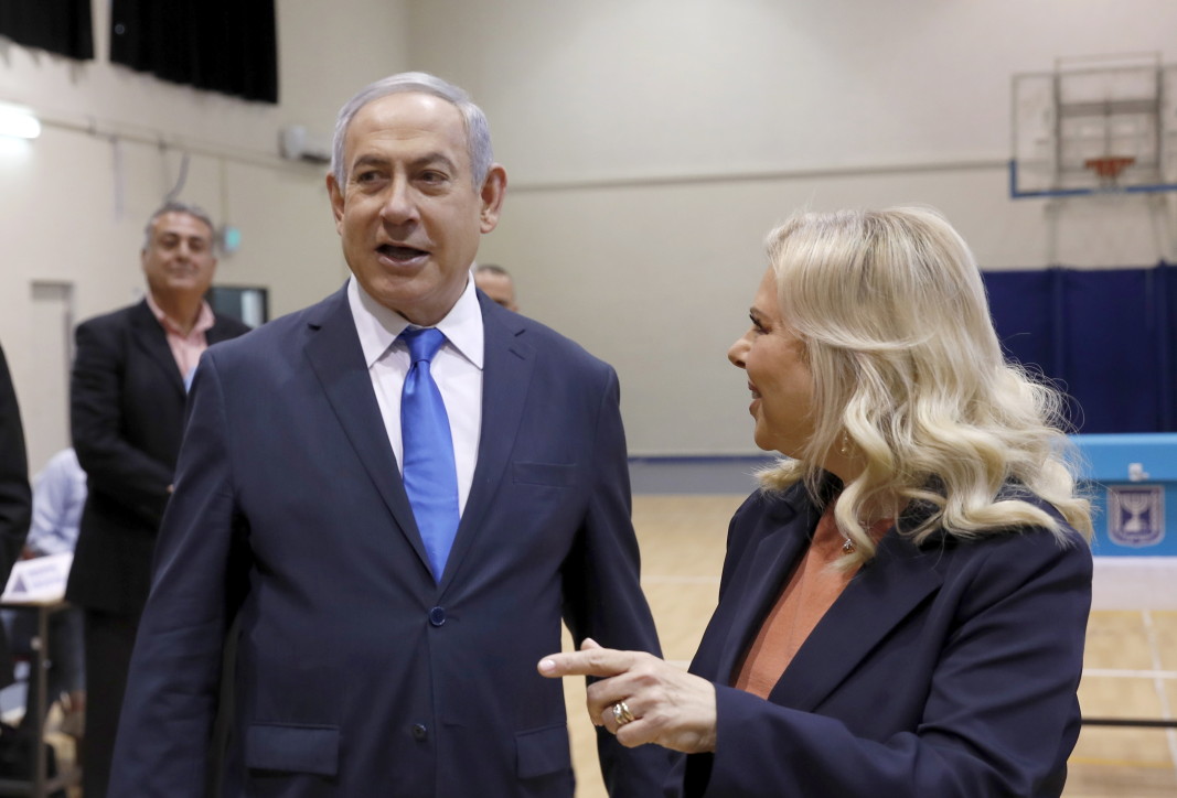 Бенямин и Сара Нетаняху в избирателната секция