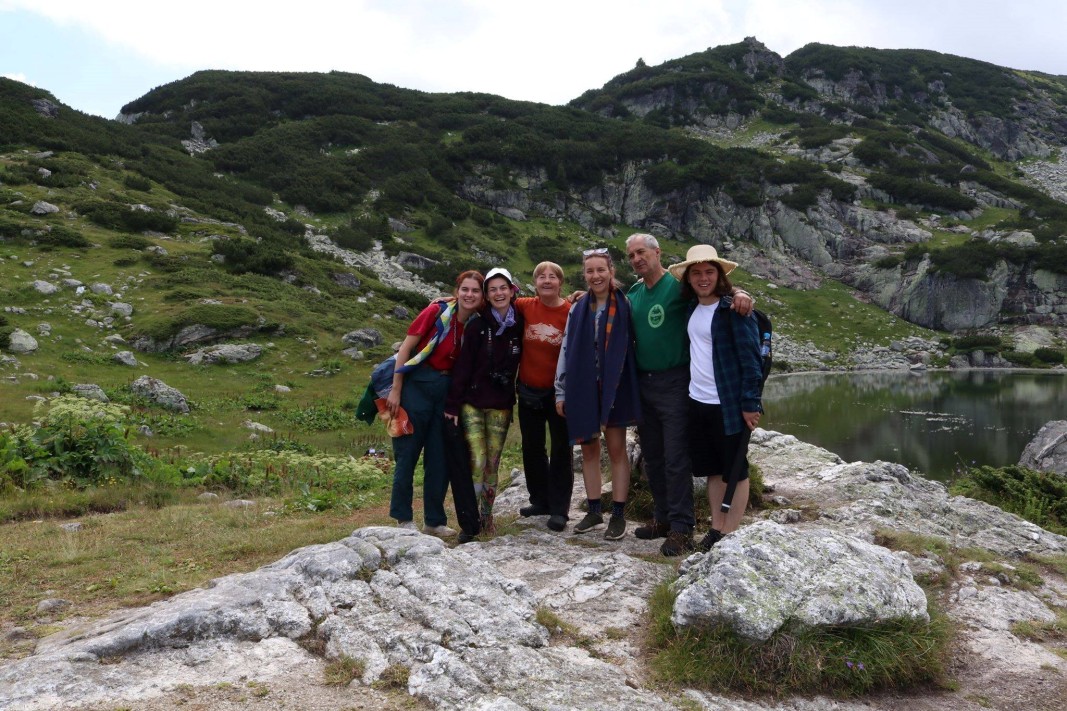  Митошка Алкова, Михаела Илиева, Милка (от хижата), Ана Петрова, Павел (от хижата) и Игнат Игнатов 