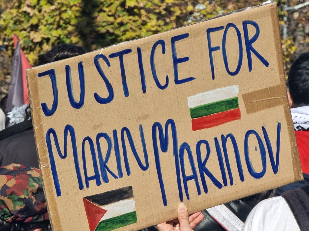Импровизиран плакат с призив: Справедливост за Марин Маринов -  българинът, убит от израелските сили в Газа, е издигнат на протеста на 2 ноември в София; Снимка: БТА