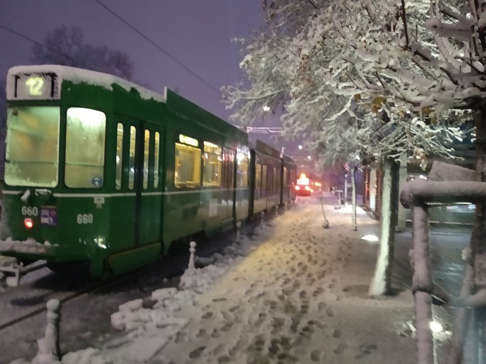 Трамваите изчакваха на място