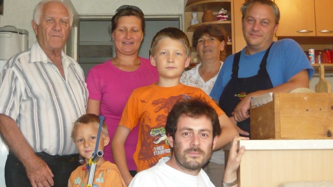 Густаво Гергов в дома на чичо си Симеон и част от роднините в София