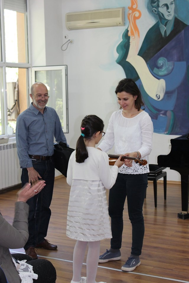 Мила Георгиева връчва цигулка на Мариана Стоева в присъствието на лютиера Андриан Андреев