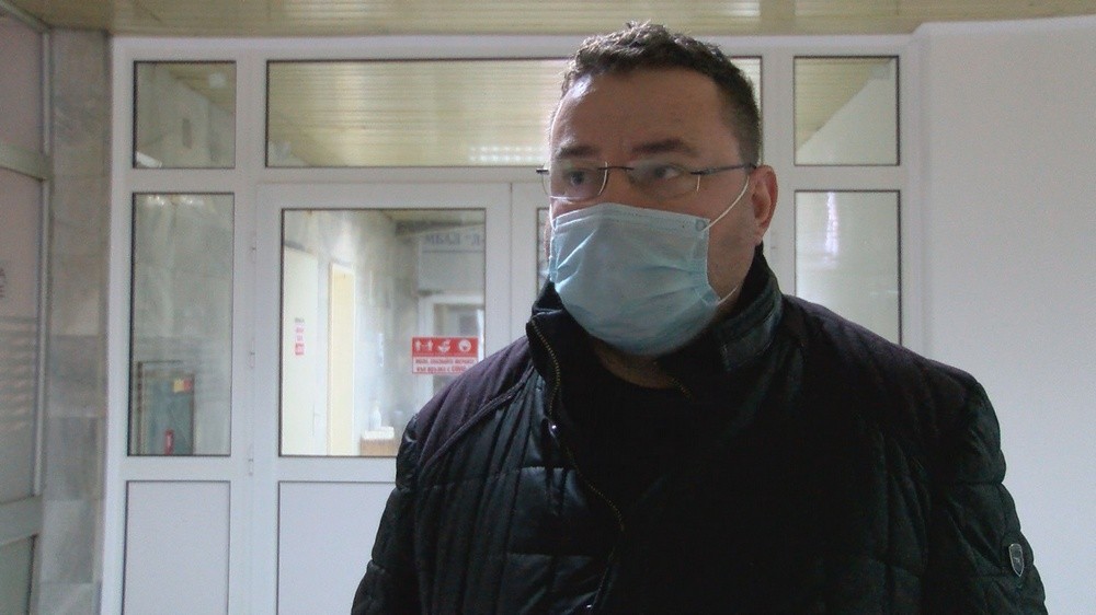След преболедуване на инфекцията кметът Генчо Генчев отново помага в болницата.