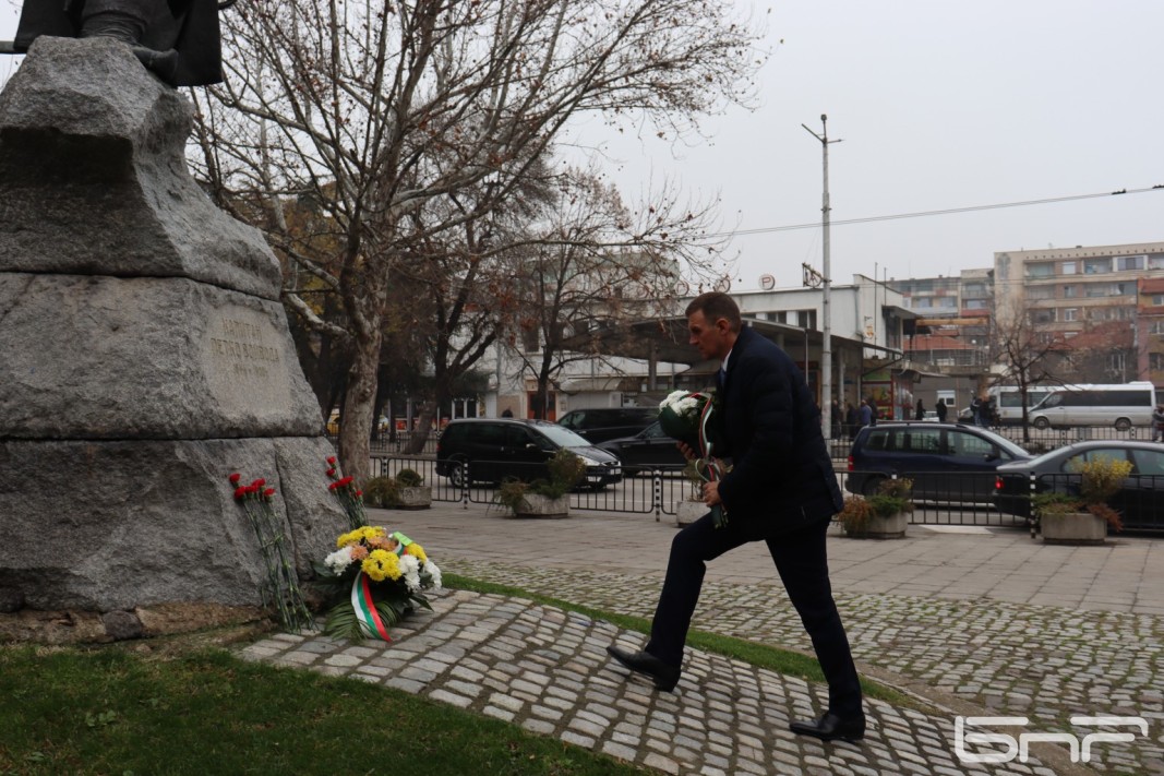Кметът на Хасково Станислав Дечев поднася цветя пред паметника на Капитан Петко войвода