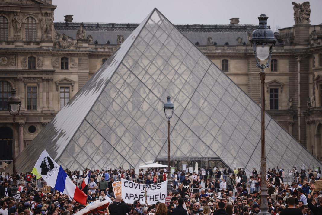 Хиляди протестиращи се събраха край пирамидата на Лувъра, за да се включат в демонстрация срещу Covid ваксинацията в Париж, 17 юли 2021 г.