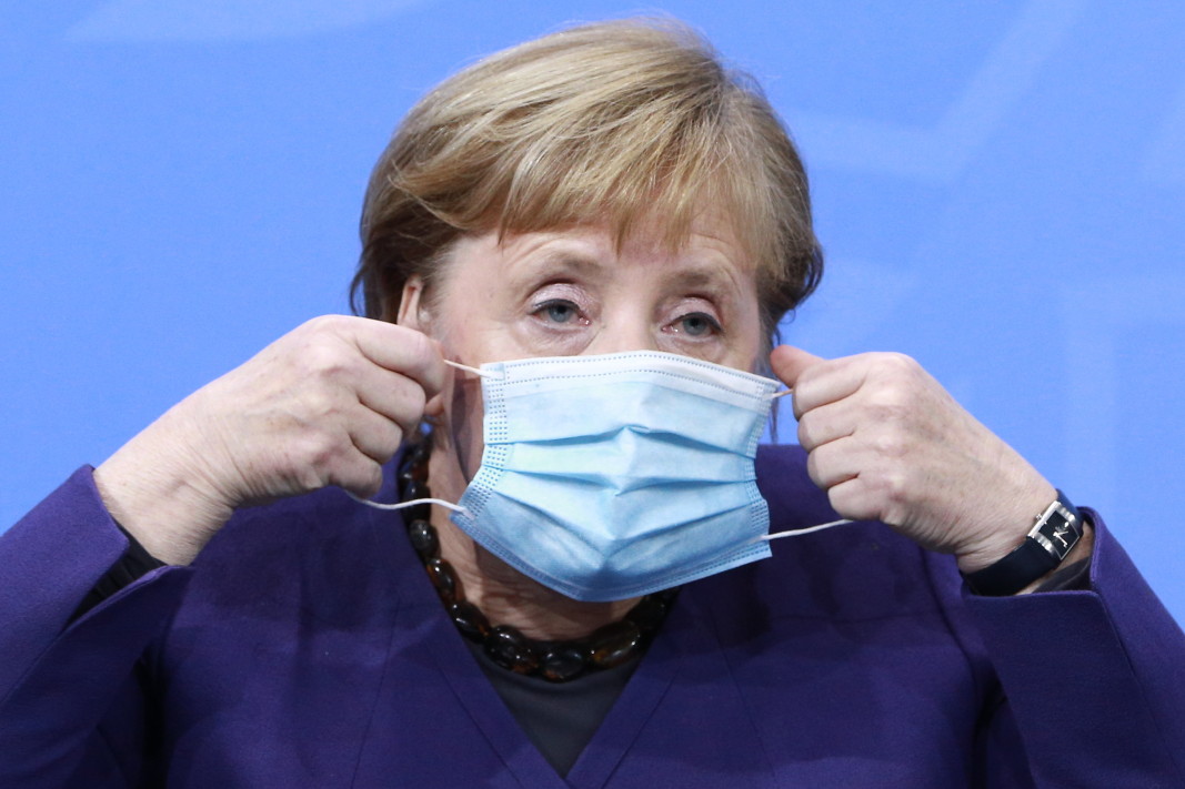 Ангела Меркел изглежда уморена след разговорите с ръководителите на германските провинции - 2 декември 2020 г.