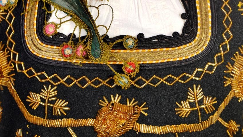 Элемент вышивки народного костюма из коллекции д-ра Вани Велковой