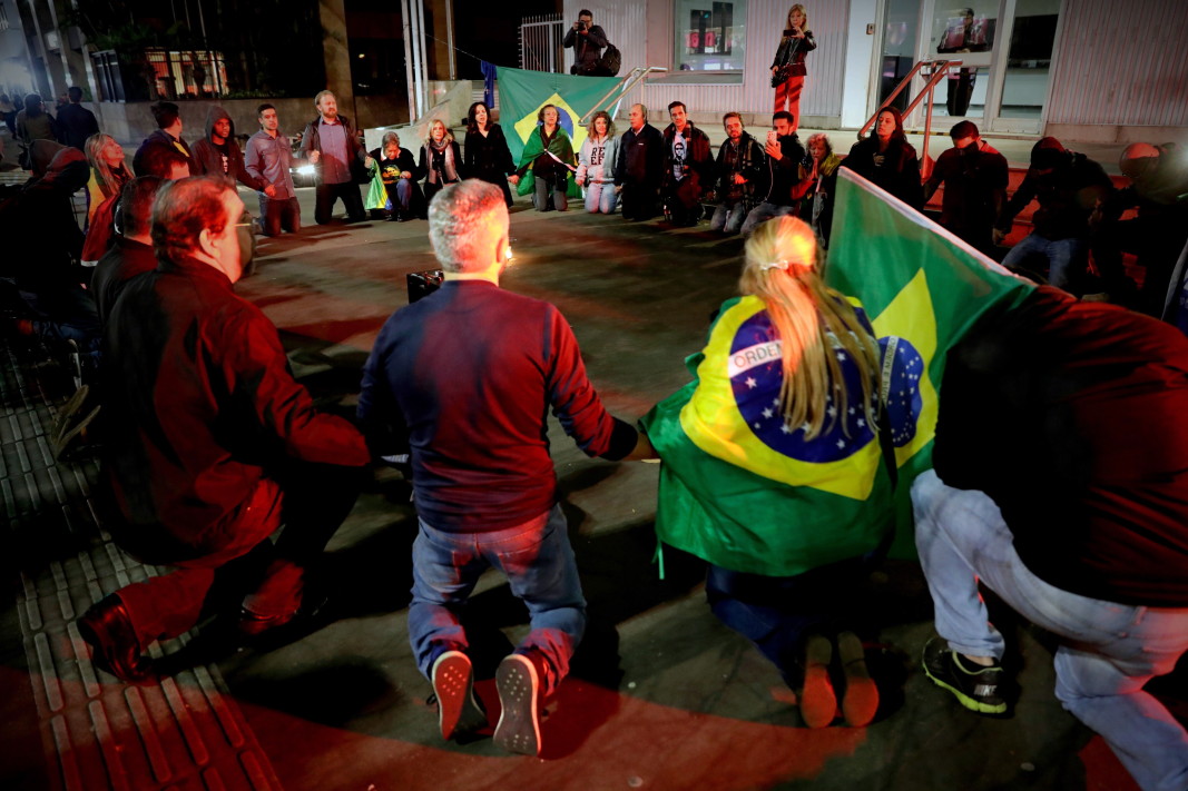 Бразилският кандидат за президент Жаир Болсонаро бе преместен в болница