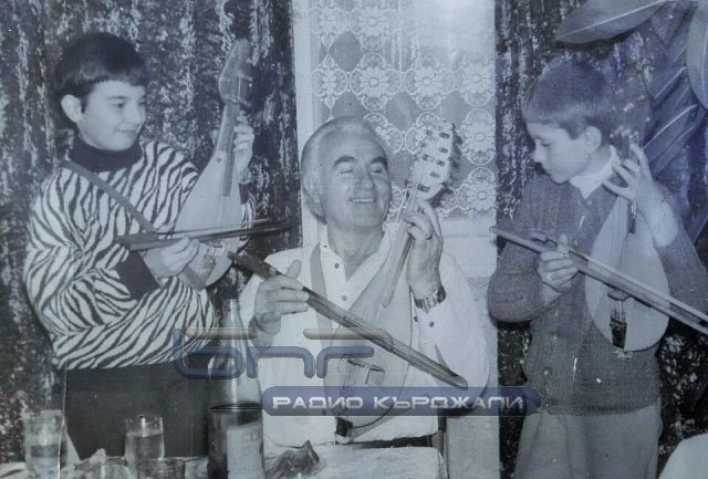 Нено Иванов със свои ученици. Снимка: Личен архив