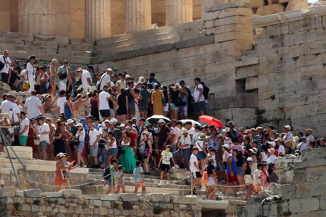Туристи на Акропола в Атина, Гърция, 14 юли 2023 г.; Снимка: ЕПА/БГНЕС