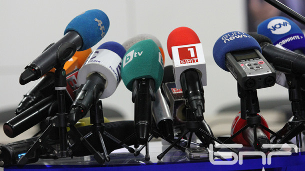 Микрофоните са тук, ще има ли журналистически въпроси? Снимка: Ани Петрова