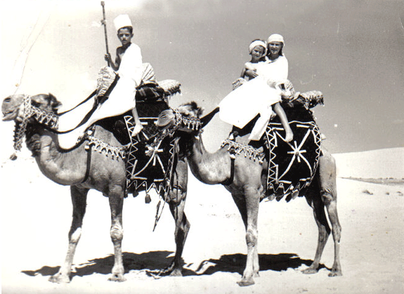 Mihail Çakmakov’un deveci ailesi-1940 yılı.Dimitır Gadakov’un develeri, yaklaşık 20 yıl boyunca yaz aylarında Nesebar’da bir atraksiyondu.