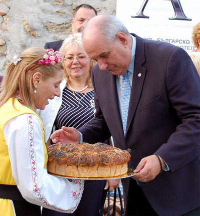 Τον Τέρενς Κουίκ οι οικοδεσπότες υποδέχτηκαν με παραδοσιακή βουλγάρικη πίτα