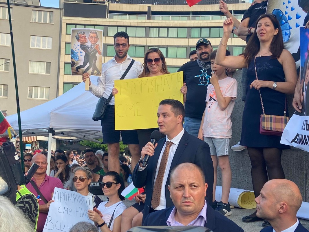 Депутатът от БСП Явор Божанков говори на митинга след падането на правителството на Кирил Петков