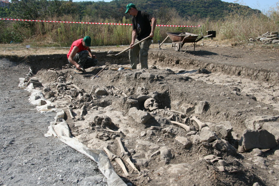 Български археолози са открили при разкопки на хълма Трапезица във